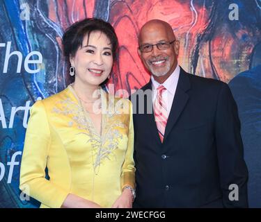 Arcadia, Kalifornien, USA. Januar 2024. Zehra Sun, CEO von MDSUN, und Michael Warren, Fotokünstler und Schauspieler, feiern die Zusammenarbeit des Künstlers Jiannan Huang mit Courvoisiers Lunar New Year Collection 2024 for Year of the Dragon im MDSUN-Hauptquartier in Arcadia, Kalifornien. Quelle: Sheri Determan Stockfoto