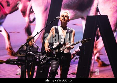 24. Januar 2024: Dave Gahan und Martin Gore von der britischen Elektronikband â€˜Depeche Modeâ€™ führen 2024 eine ausverkaufte Show in der Utility Arena in Birmingham auf (Foto: © Myles Wright/ZUMA Press Wire). Nicht für kommerzielle ZWECKE! Stockfoto