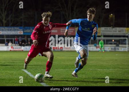 Luckenwalde, Deutschland. Januar 2024. Luckenwalde, Deutschland 24. Januar 2024: Regionalliga Nordost - 2023/2024 - FSV Luckenwalde gegen FC Energie Cottbus im Bild: v. li. im Zweikampf Jonas Hofmann (Energie Cottbus) und Jonas B?hmert/Boehmert (FSV Luckenwalde) Credit: dpa/Alamy Live News Stockfoto