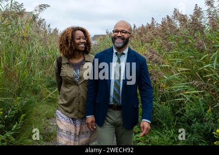 American Fiction (2023) unter der Regie von Cord Jefferson mit Erika Alexander als Coraline und Jeffrey Wright als Monk. ein Romanautor, der es satt hat, dass das Establishment von "schwarzer" Unterhaltung profitiert und einen Pseudonym benutzt, um ein Buch zu schreiben, das ihn in das Herz der Heuchelei und des Wahnsinns treibt, den er zu verachten vorgibt. Werbefoto ***NUR REDAKTIONELLE VERWENDUNG***. Quelle: BFA / Claire Folger / Amazon MGM Studios Stockfoto