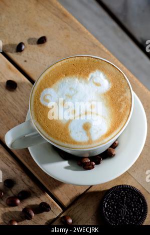 Eine Tasse Cappuccino ist ein typisch italienisches Kaffeegetränk aus Espresso und Milch Stockfoto
