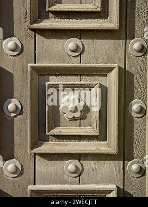 Dekorative Details der alten Holztür bei der Festung Castillo de San Marcos in St. Augustine Florida Stockfoto