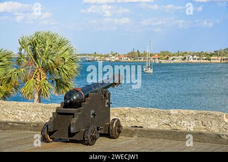 Spanische Kolonialkanone bewacht den Fluss Matanzas von der Mauer aus Kokinastein der Festung Castillo de San Marcos aus dem 17. Jahrhundert Stockfoto