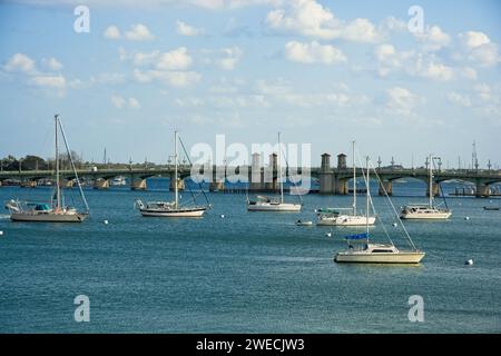 Segelboote vertäuten im Wasser des Matanzas River in St. Augustine Florida vor 1927 zweiflügeliger Klappbrücke der Löwen Stockfoto