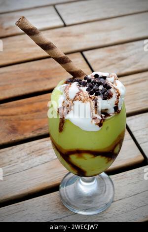 Ein Glas Avocadofloat serviert mit Schokoladenchips Stockfoto