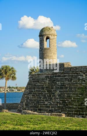 Castillo de San Marcos Glockenturm über der Bastionsmauer mit Blick auf die Matanzas Bay, weit entfernter Leuchtturm Stockfoto