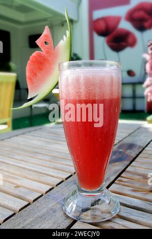 Wassermelonensaftgetränke mit einzigartigen Garnituren werden auf den Tisch gestellt Stockfoto