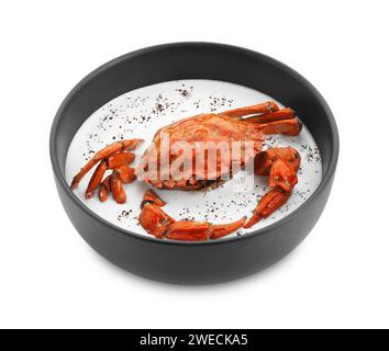 Köstliche gekochte Krabbe mit Sahnesauce in einer Schüssel isoliert auf weiß Stockfoto