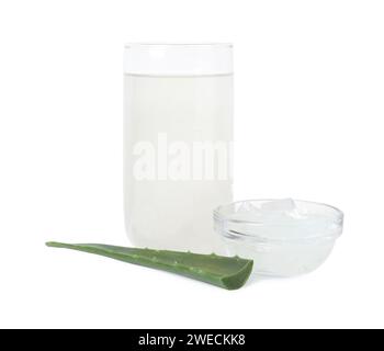 Leckerer Aloe-Saft in Glas, Fruchtfleisch und frischem Blatt isoliert auf weiß Stockfoto