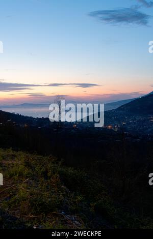 Foto in Sorrent, Italien, mit einem nächtlichen Blick auf die ganze Stadt mit Sonnenuntergang Stockfoto
