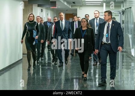 New York, USA. Januar 2024. Außenminister der Russischen Föderation Sergej Lawrow (C) geht im Flur des UN-Hauptquartiers in New York Credit: SIPA USA/Alamy Live News Stockfoto