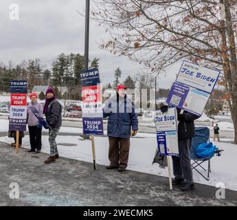 NASHUA, N.H. – 23. Januar 2024: Die Bevölkerung kämpft für Präsidentschaftskandidaten außerhalb eines Wahlortes in Nashua, New Hampshire. Stockfoto