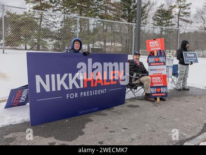 NASHUA, N.H. – 23. Januar 2024: Die Bevölkerung kämpft für Präsidentschaftskandidaten außerhalb eines Wahlortes in Nashua, New Hampshire. Stockfoto