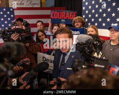 MANCHESTER, N.H. – 23. Januar 2024: Der demokratische Präsidentschaftskandidat Dean Phillips spricht bei einer Wahlpartei in New Hampshire an Journalisten. Stockfoto