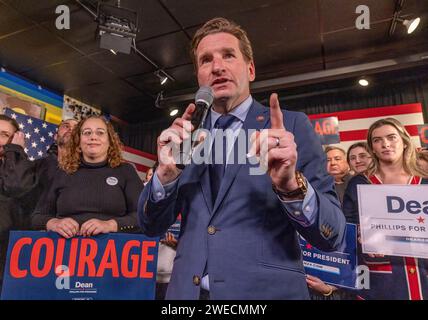 MANCHESTER, N.H. – 23. Januar 2024: Der demokratische Präsidentschaftskandidat Dean Phillips spricht in New Hampshire an Unterstützern. Stockfoto