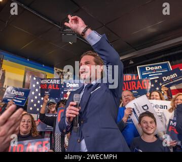 MANCHESTER, N.H. – 23. Januar 2024: Der demokratische Präsidentschaftskandidat Dean Phillips spricht in New Hampshire an Unterstützern. Stockfoto