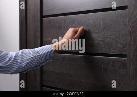 Frau klopft drinnen an die Tür, Nahaufnahme Stockfoto