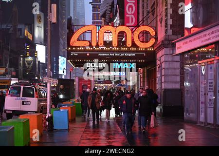 Am 24. Januar 2024 in New York City spazieren die Menschen am Times Square am AMC Empire 25 Kinotheater vorbei. Stockfoto