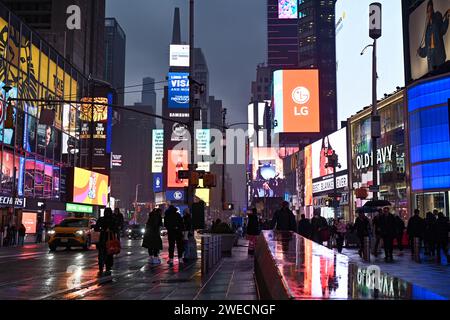 Die Menschen laufen am 24. Januar 2024 im Regen durch den Times Square in New York City. Stockfoto