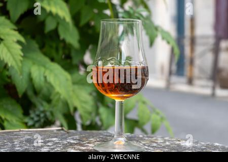 Verkostung von in Fässern gereiftem Cognac-Alkohol und Blick auf alte Straßen und Häuser in der Stadt Cognac, Grand Champagne, Charente, Destillat mit starken Spirituosen Stockfoto