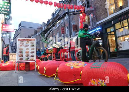 London, Großbritannien. Januar 2024. Arbeiter ersetzen verblasste Laternen in Londons Chinatown vor dem chinesischen Neujahr, das auf den 10. Februar fällt und im Jahr des Drachens begrüßt wird. Quelle: Eleventh Photography/Alamy Live News Stockfoto