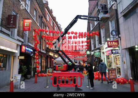 London, Großbritannien. Januar 2024. Arbeiter ersetzen verblasste Laternen in Londons Chinatown vor dem chinesischen Neujahr, das auf den 10. Februar fällt und im Jahr des Drachens begrüßt wird. Quelle: Eleventh Photography/Alamy Live News Stockfoto