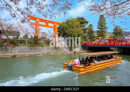Kyoto, Japan - 2. April 2023: Bootstour auf dem Okazaki Jikkokubune, 3 km vom Nanzenji-Bootsanleger zum Ebisu-Staudamm und hin- und Rückfahrt Stockfoto