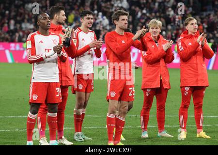 MÜNCHEN, Deutschland. , . (L-R) 39 Mathys TEL, 26 Sven ULREICH (ATW) GK, 45 Aleksandar PAVLOVIC, 25 Thomas MUELLER, Müller, 41 Frans KRÄTZIG, Kraetzig, 34 Lovro ZVONAREK nach dem Fußball-Bundesliga-Spiel zwischen dem FC Bayern München und dem FC Union BERLIN in der Allianz Arena in München am 24. Januar 2024, Deutschland. DFL, Fussball, 1:0, (Foto und Copyright bei ATP Images/Arthur THILL (THILL Arthur/ATP/SPP) Credit: SPP Sport Press Photo. /Alamy Live News Stockfoto