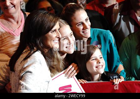 Charleston, Usa. Januar 2024. Der hoffnungsvolle ehemalige republikanische Gouverneur Nikki Haley posiert für ein Selfie mit Unterstützern bei einer Wahlkampfveranstaltung in den Embassy Suites in North Charleston, South Carolina am Mittwoch, den 24. Januar 2024. Foto: Richard Ellis/UPI Credit: UPI/Alamy Live News Stockfoto