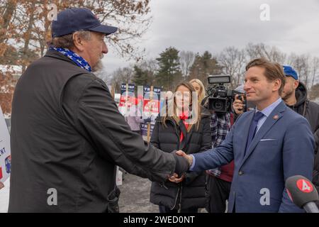 NASHUA, N.H. – 23. Januar 2024: Der demokratische Präsidentschaftskandidat Dean Phillips kämpft am Wahltag in New Hampshire. Stockfoto