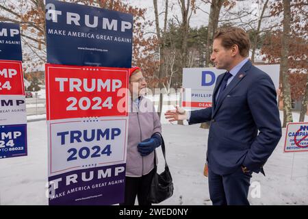 NASHUA, N.H. – 23. Januar 2024: Der demokratische Präsidentschaftskandidat Dean Phillips spricht mit einem Unterstützer des ehemaligen Präsidenten Donald Trump. Stockfoto