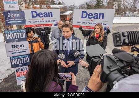 NASHUA, N.H. – 23. Januar 2024: Der demokratische Präsidentschaftskandidat Dean Phillips spricht am Vorwahltag in New Hampshire an Journalisten. Stockfoto