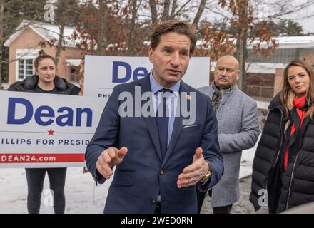 NASHUA, N.H. – 23. Januar 2024: Der demokratische Präsidentschaftskandidat Dean Phillips kämpft am Wahltag in New Hampshire. Stockfoto