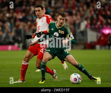 München, Deutschland. Januar 2024. Jamal Musiala (L) von Bayern München streitet mit Janik Haberer von der Union Berlin beim Fußball-Spiel der Bundesliga zwischen Bayern München und Union Berlin am 24. Januar 2024 in München. Quelle: Philippe Ruiz/Xinhua/Alamy Live News Stockfoto