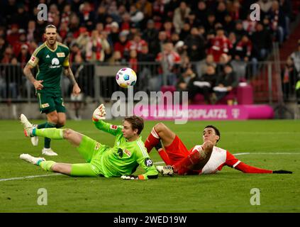 München, Deutschland. Januar 2024. Jamal Musiala (R) von Bayern München streitet mit dem Torhüter der Union Berlin Frederik Ronnow beim Fußball-Spiel der Bundesliga zwischen Bayern München und Union Berlin am 24. Januar 2024 in München. Quelle: Philippe Ruiz/Xinhua/Alamy Live News Stockfoto