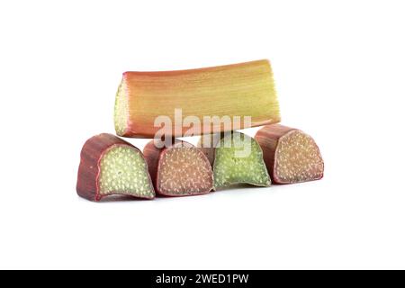 Gruppe von Rhabarberstücken in verschiedenen Formen und Größen, die in einer gestreuten Formation auf weißem Hintergrund angeordnet sind Stockfoto