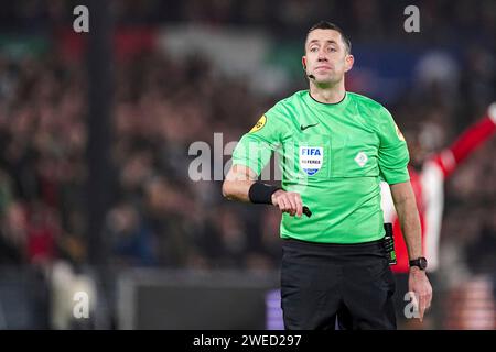 Rotterdam, Niederlande. Januar 2024. ROTTERDAM, NIEDERLANDE - 24. JANUAR: Schiedsrichter Dennis Higler gibt beim TOTO KNVB Cup Spiel zwischen Feyenoord und PSV im Stadion Feyenoord am 24. Januar 2024 in Rotterdam, Niederlande. (Foto: Joris Verwijst/Orange Pictures) Credit: dpa/Alamy Live News Stockfoto