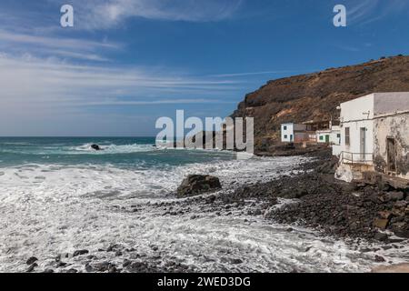 Puertito de los Molinos, Strand, Wellen, mehrere kleine weiße Häuser, Westküste, Fuerteventura, Kanarische Inseln, Spanien Stockfoto