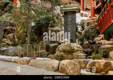 Stele mit chinesischer Schrift auf Stein geschnitztem Schildkrötensockel im Guinsa-Tempel in Südkorea Stockfoto