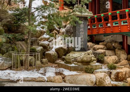 Stele mit chinesischer Schrift auf Stein geschnitztem Schildkrötensockel im Guinsa-Tempel in Südkorea Stockfoto