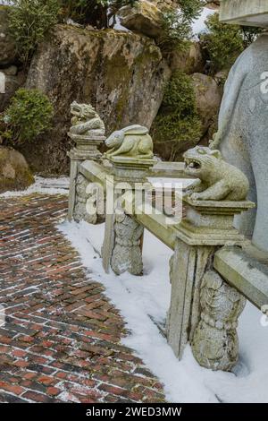 Aus Stein geschnitzte Drachen, Kaninchen und Bär, die das chinesische Horoskop darstellen, auf Betonzaun in Südkorea Stockfoto