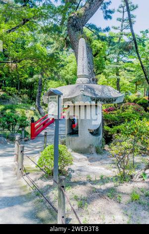 Große Steinlaterne in den Shukkeien-Gärten in Hiroshima, Japan Stockfoto