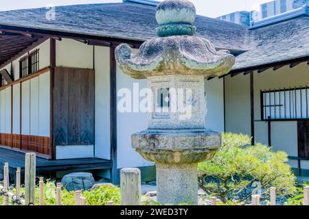 Nahaufnahme einer aus Stein geschnitzten Laterne im öffentlichen Park in Hiroshima, Japan Stockfoto