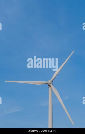 Nahaufnahme der Windturbinenschaufeln mit klarem blauem Himmel im Hintergrund Stockfoto