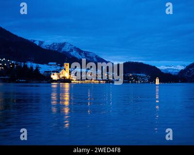 Winterstimmung, Blick über den Wolfgangsee, im Hintergrund St. Wolfgang am Wolfgangsee, Blaue Stunde, Salzkammergut, Oberösterreich, Österreich Stockfoto