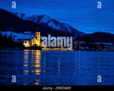 Winterstimmung, Blick über den Wolfgangsee, im Hintergrund St. Wolfgang am Wolfgangsee, Blaue Stunde, Salzkammergut, Oberösterreich, Österreich Stockfoto