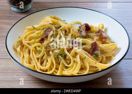 Hausgemachte Pasta Carbonara mit Parmesan und Pfeffer, Nahaufnahme Stockfoto