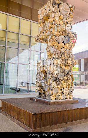 Skulptur mit der Schreibweise DMZ aus weggeworfenen Töpfen und Pfannen im DMZ Unification Observation Museum in Goseong, Südkorea Stockfoto