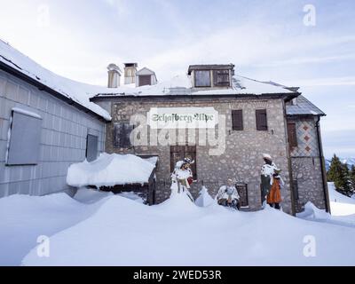 Figurengruppe der drei Weisen im Schnee, Schafbergalm, Sankt Wolfgang am Wolfgangsee, Salzkammergut, Oberösterreich, Österreich, Winter, Hütte Stockfoto