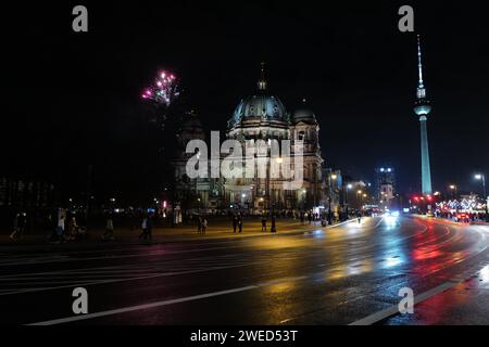 Feuerwerk in der Nacht, wenn Neujahr über den Berliner Dom kommt. Berlin, Deutschland Stockfoto